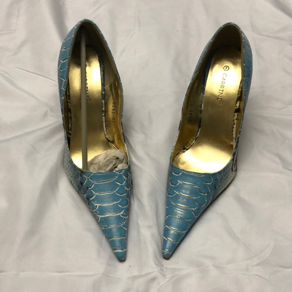 Snake skin turquoise heels